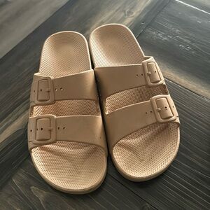 🟡SOLD🟡 Womens Size 38/39 Tan Beige Freedom Moses Rubber Slides Sandals